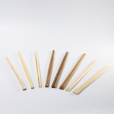 Japonya restoranı suşi kâğıt sarğısı ile tek kullanımlık bambu çubukları. Tek kullanımlık bambu çubukları, çevre dostu, doğal bambu çubukları